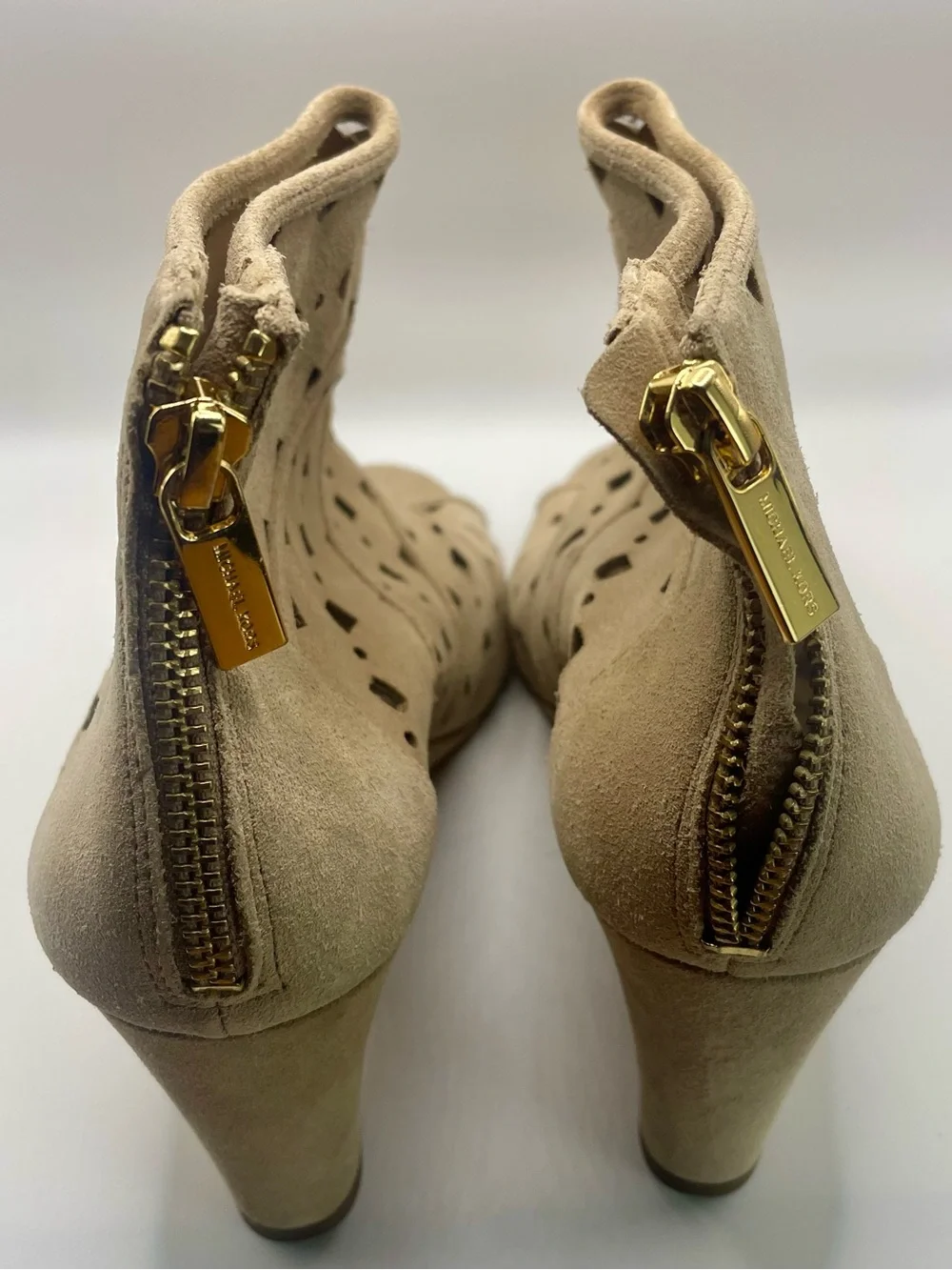 (size 10) Michael Kors Ladies Tan Suede Cutout Peep Toe Back Zip Ankle Wedge